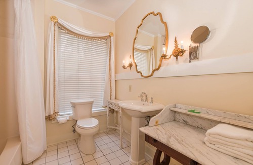 Natchez Bed & Breakfast | Experience The Burn Bed and Breakfast with Pool & Dining