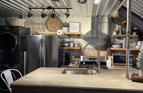 Claude Apartment | Experience Comfort at The Burrow Dugout - Rated 9.8/10!