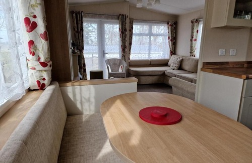 St Leonards-On-Sea Apartment | Discover The Burrow: Pet-Friendly Retreat for Families
