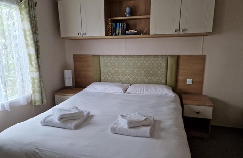 St Leonards-On-Sea Apartment | Discover The Burrow: Pet-Friendly Retreat for Families