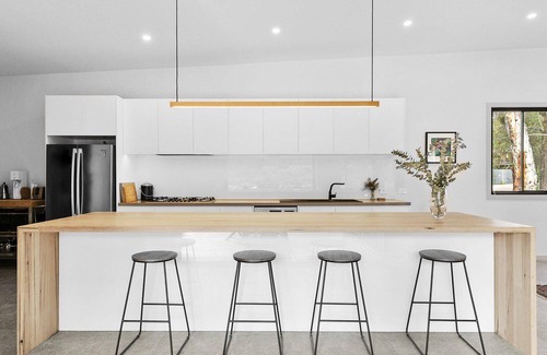 Aireys Inlet House | The Bush Block - Brand New, WIFI, Netflix, Pet Friendly