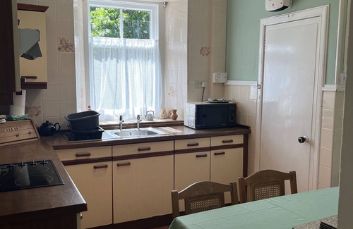 Biggar Cottage | Discover The Butler's Cottage: Family-Friendly Retreat