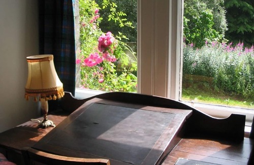 Biggar Cottage | Discover The Butler's Cottage: Family-Friendly Retreat