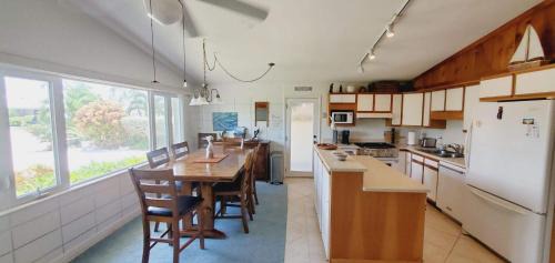 Marathon House | Tranquil Escape at The Butterfly Cottage with Ocean Views