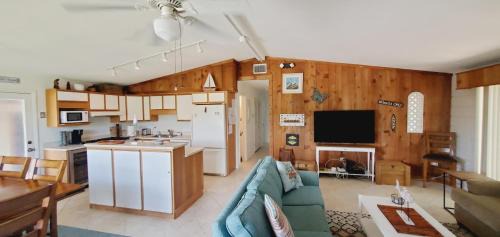 Marathon House | Tranquil Escape at The Butterfly Cottage with Ocean Views