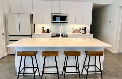 Sanford House | Discover The Butterfly House: Family-Friendly Retreat