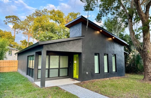 Sanford House | Discover The Butterfly House: Family-Friendly Retreat