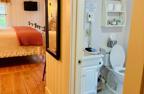 Intervale Bed & Breakfast | Discover The Buttonwood Inn on Mt. Surprise: Pool & Spa Retreat