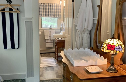 Intervale Bed & Breakfast | Discover The Buttonwood Inn on Mt. Surprise: Pool & Spa Retreat