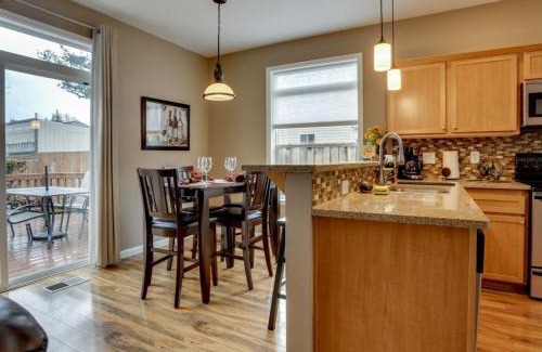 Troutdale House | Guest Rated 9.5 - The Buxton with Hot Tub & Family Amenities