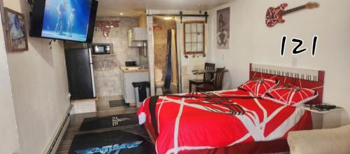 Lamar Hotel | Find Comfort at The Buzzards Nest with Breakfast & Kitchen