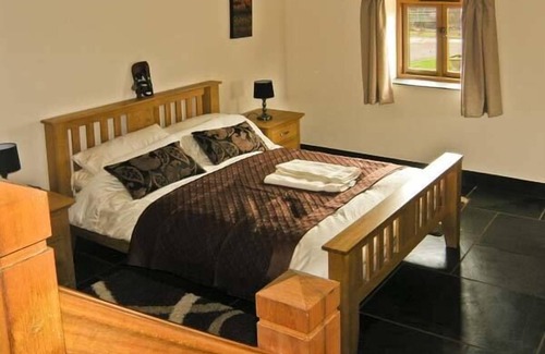 Abergavenny Cottage | Discover THE BYRE: Accessible Cottage with Breakfast in Llanddewi Skirrid