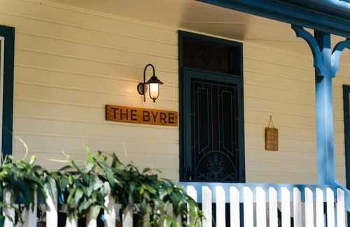 Cooperabung Cottage | Discover The Byre - Top-Rated Retreat Cottages with Spa & Pool