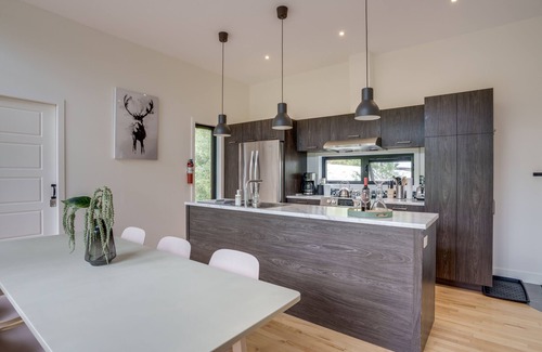 Sainte-Emelie-de-L'Energie Ski Chalet | Relax at The Rebel Chipmunk: Waterfront Spa Retreat