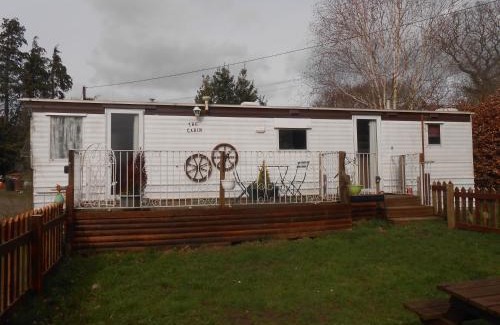 Padeswood House | Cozy Getaway at The Cabin: Pet and Child Friendly Retreat