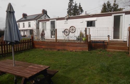 Padeswood House | Cozy Getaway at The Cabin: Pet and Child Friendly Retreat
