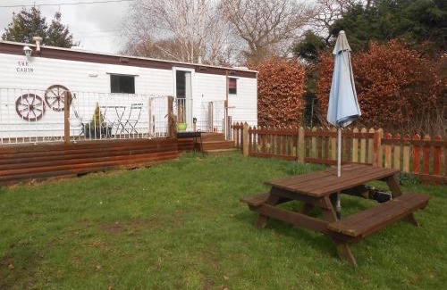 Padeswood House | Cozy Getaway at The Cabin: Pet and Child Friendly Retreat