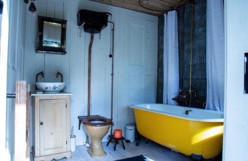 Rock Other | Pet-Friendly Retreat at Abberley Glamping - Rated 10/10