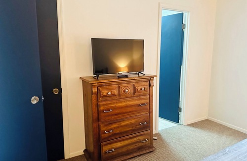 Shelby House | Experience Local Living at The Cabin at Downs Point