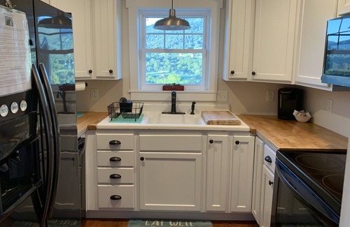 Peaks House | The Cabin at Sheep Creek: Private cabin/farmhouse with gorgeous views.
