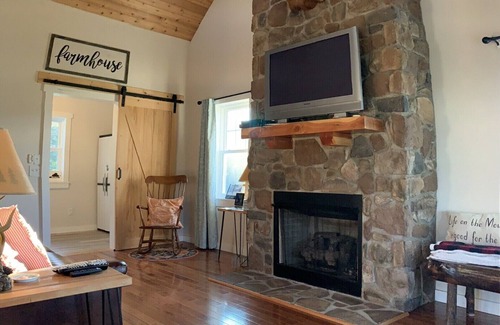 Peaks House | The Cabin at Sheep Creek: Private cabin/farmhouse with gorgeous views.