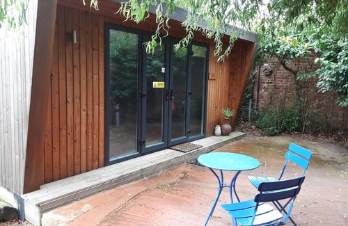 Pottersbury Bed & Breakfast | Cozy Retreat at The Cabin: Guest Rated 8/10