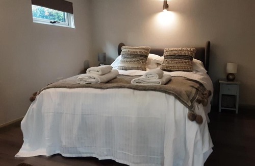 Pottersbury Bed & Breakfast | Cozy Retreat at The Cabin: Guest Rated 8/10