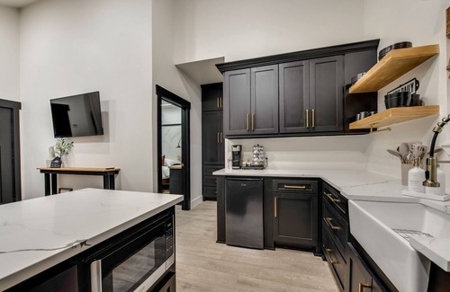 Heath Cabin | Cozy Retreat: The Cabin In The City with Family-Friendly Amenities