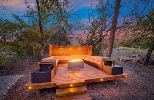 Heath Cabin | Cozy Retreat: The Cabin In The City with Family-Friendly Amenities