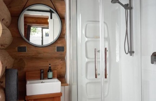 Twizel House | Cozy Retreat: The Cabin with 9/10 Guest Ratings