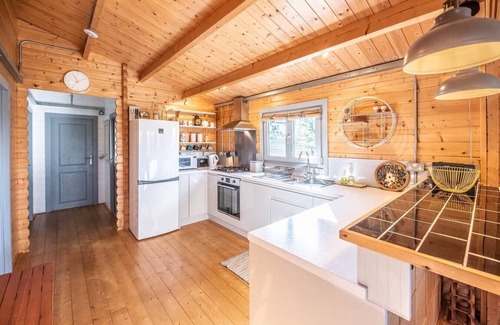 Woodbridge Cabin | Idyllic Holiday Lodge with Kitchen & Breakfast in Parham