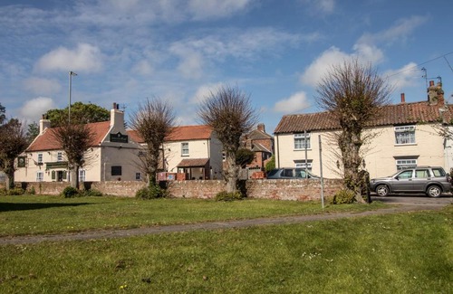 Skegness Hotel | Cozy Cabin at Saracens Head with Ocean View Amenities