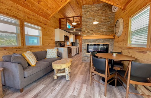Canon City Cabin | Unforgettable Stay at The Cabin with Spa & Family Amenities
