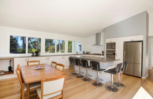 Callala Bay House | Cozy Cabin Retreat by the Waterfront - 5 Mins to Bay