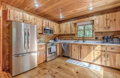 Foxfire Estates House | Family-Friendly Fun at The Caddy Shack: Mini Golf & Hot Tub