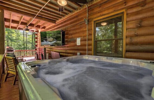 Foxfire Estates House | Family-Friendly Fun at The Caddy Shack: Mini Golf & Hot Tub