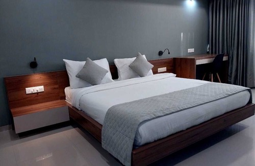 Viramgam Hotel | Discover Comfort at The Camellia by YUHI with Pool & Dining
