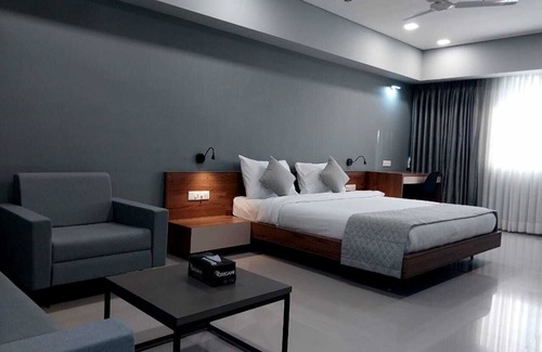 Viramgam Hotel | Discover Comfort at The Camellia by YUHI with Pool & Dining