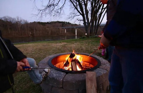 Flippin House | Cozy Camper’s Cabin with Bunk Bed & Pet-Friendly Perks