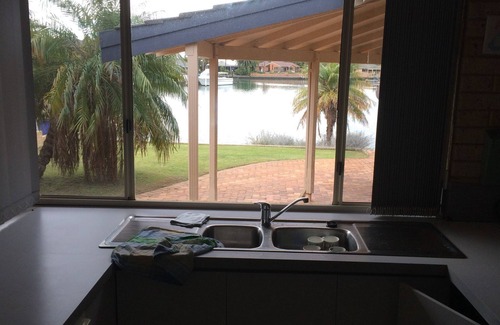 Mandurah House | Cozy Canal Beach Cottage - Guest Rated 9.2/10 & Family Friendly