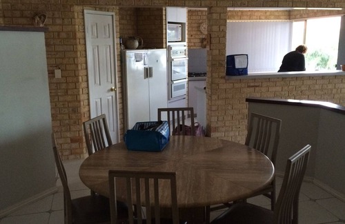 Mandurah House | Cozy Canal Beach Cottage - Guest Rated 9.2/10 & Family Friendly