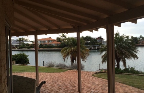 Mandurah House | Cozy Canal Beach Cottage - Guest Rated 9.2/10 & Family Friendly