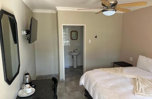 Newcastle Cabin | Budget-Friendly Stay at The Cannon Lodge - Rated 9/10