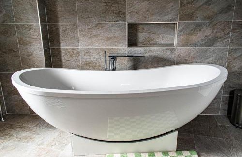 Seaton Carew Villa | Pet-Friendly Retreat at The Canoeists Hideaway - 10/10 Rated