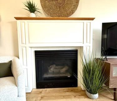 Vernon House | The Canopy 4BR Forest Escape Spa, Sip, and Unwind