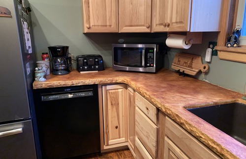 Morris House | Unforgettable Stay at The Canyon Creek Cabin: Pet Friendly & Cozy