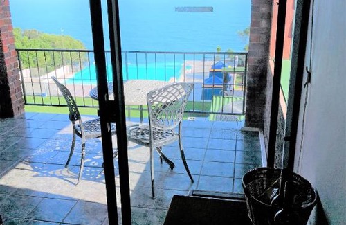 Robbehoek House | Pet-Friendly Getaway at The Cape Riviera with Pool & Breakfast