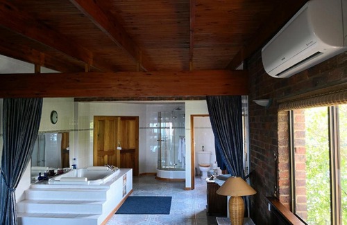 Robbehoek House | Pet-Friendly Getaway at The Cape Riviera with Pool & Breakfast
