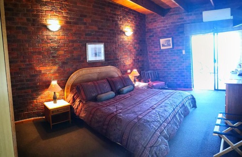 Robbehoek House | Pet-Friendly Getaway at The Cape Riviera with Pool & Breakfast