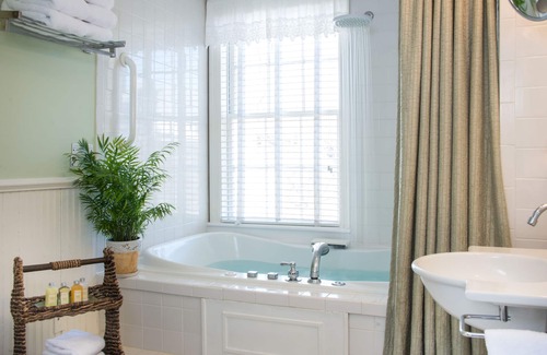 South Yarmouth Bed & Breakfast | Idyllic Stay at The Captain Farris House B&B - Guest Rated 9.8